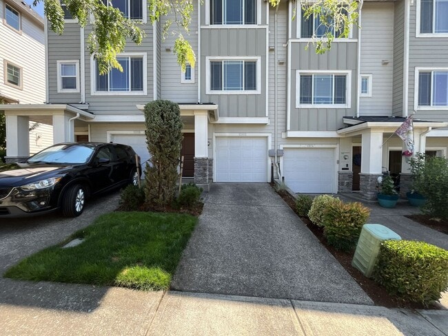 Photo - Spacious Bull Mountain Townhome Featuring Two Ensuite Bedrooms, Attached Garage & Modern Finishes &