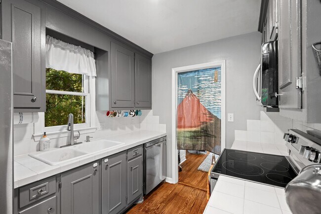 Building Photo - 3 bedroom home in Durham w/ a large fenced...