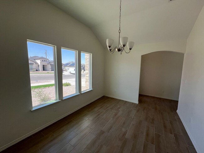 Building Photo - Stunning 3 bedroom, 3 bathroom home locate...