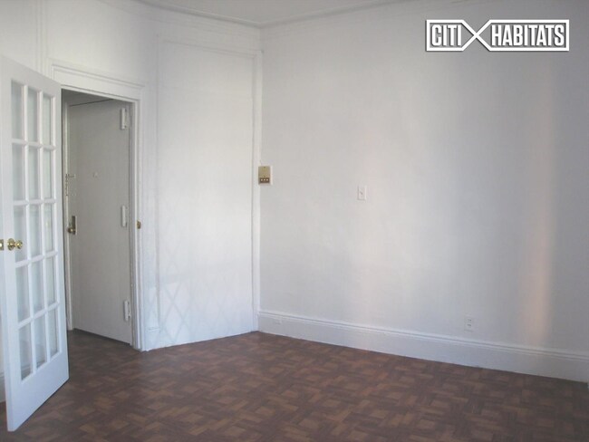 Building Photo - 554 W 50th St
