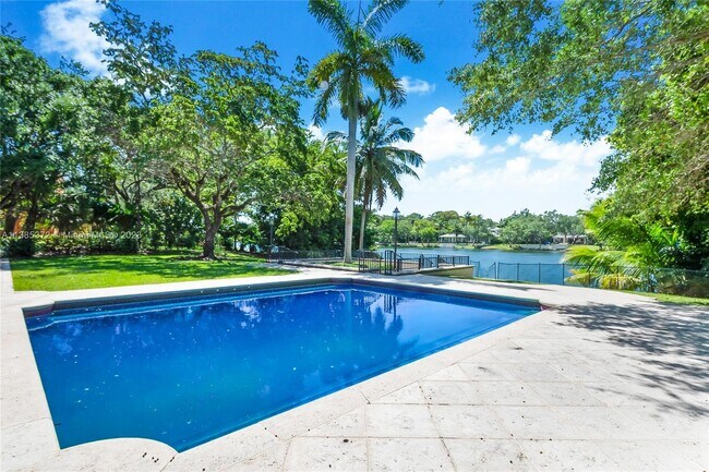Building Photo - 5500 Banyan Dr