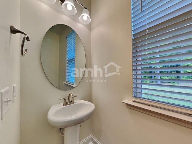 Building Photo - 223 S Live Oak Dr