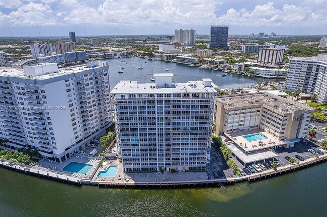 Foto del edificio - 121 Golden Isles Dr