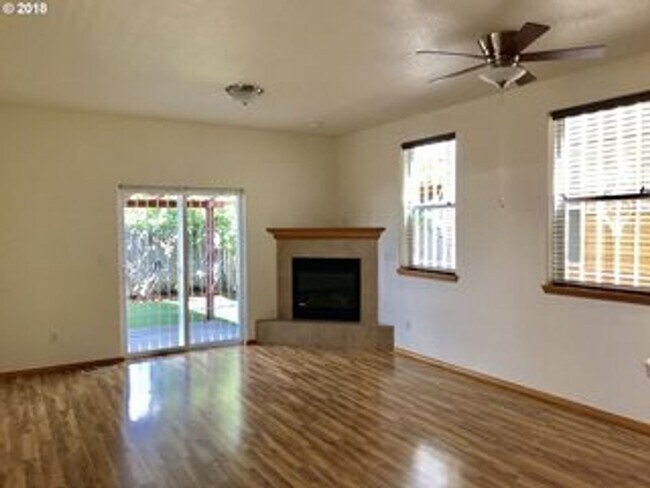 Building Photo - 3 Bedroom Portland Home!