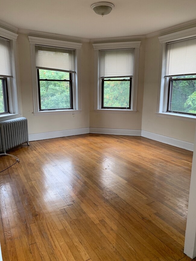 Building Photo - 384 Riverway