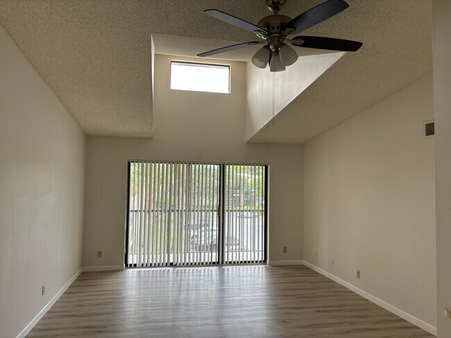 Foto del edificio - 207 Foxtail Dr