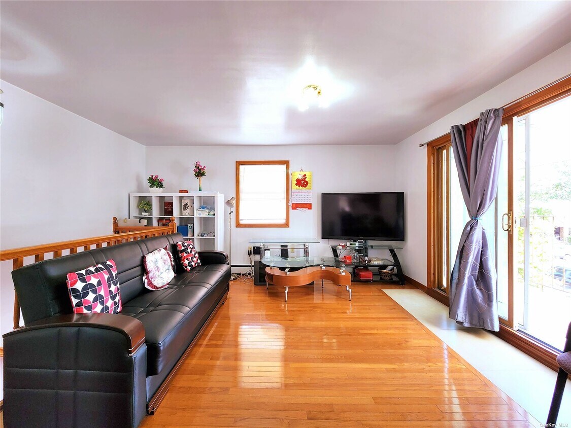 405050 Utopia Pkwy Unit 2nd Fl, Queens, NY 11358 Room for Rent in