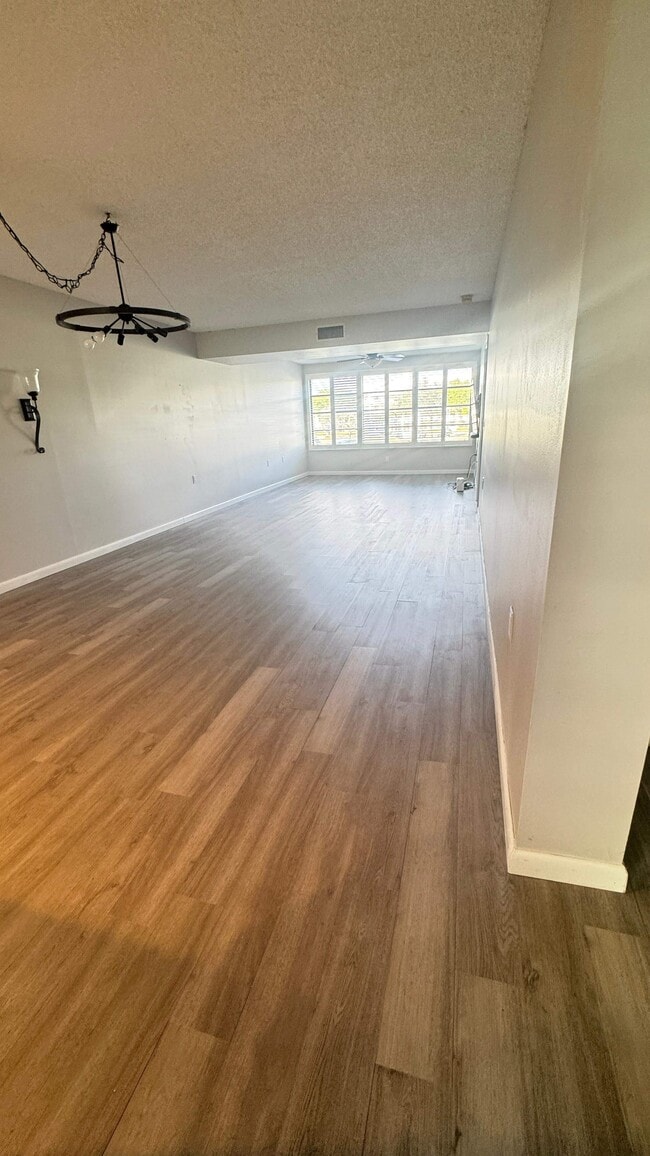 Building Photo - 6049 Balboa Cir