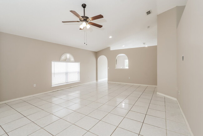 Building Photo - 30539 Birdhouse Dr