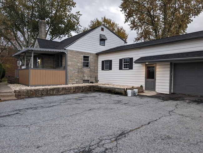 Building Photo - Spacious 4 Bed 2.5 Bath Home