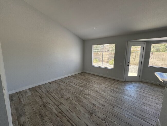 Building Photo - 1010 W Sequoia Dr