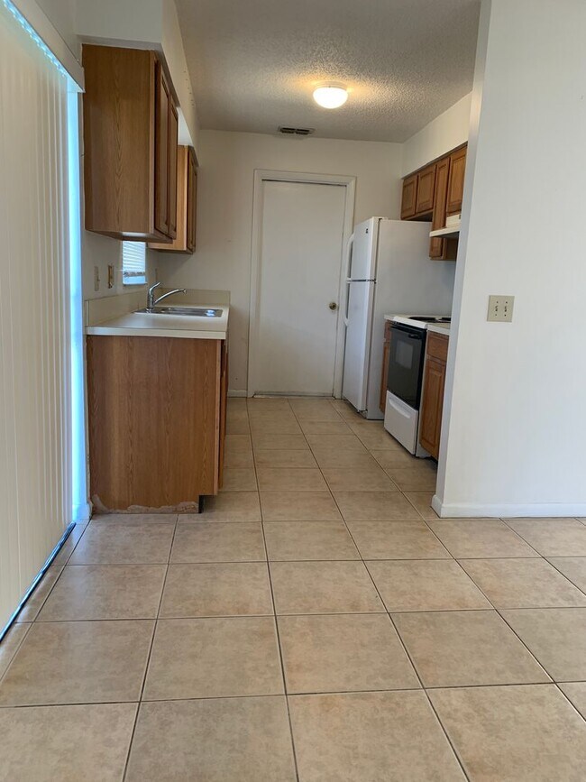 Foto del edificio - RENTAL HOME  IN THE FLORESTA AREA 2 BEDROOM 2 BATH SINGLE CAR GARAGE