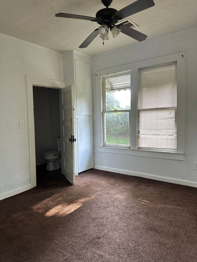 Building Photo - $1000 move-in special