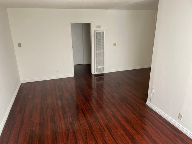 Building Photo - 827 N Hudson Ave