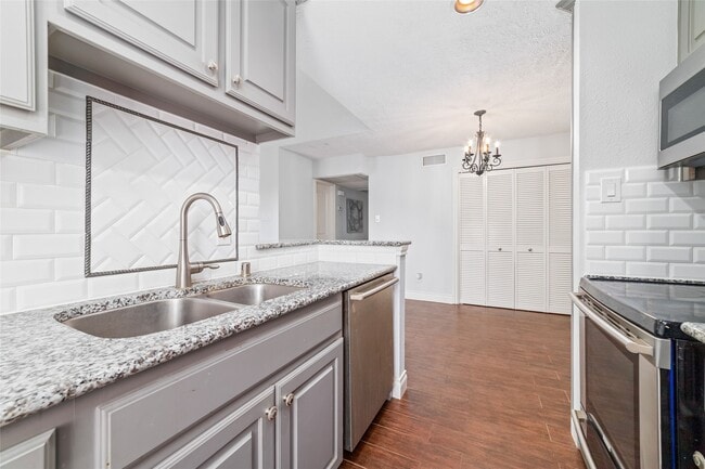 Building Photo - 2300 Augusta Dr