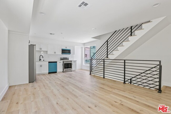 Building Photo - 2113 Holly Dr
