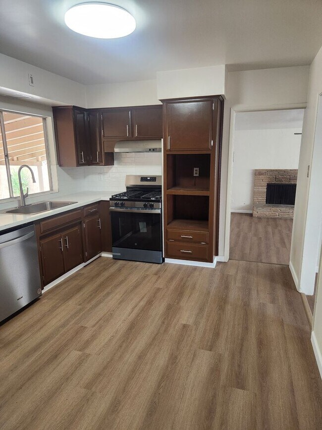 Foto del edificio - 1433 E Sequoia Ave