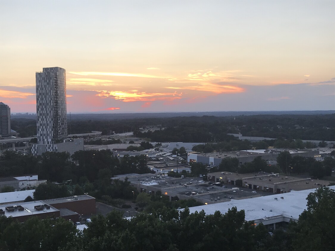 Foto del edificio - 8370 Greensboro Dr