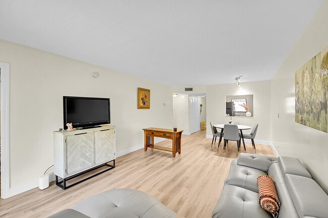 Building Photo - 9503 Boca Cove Cir