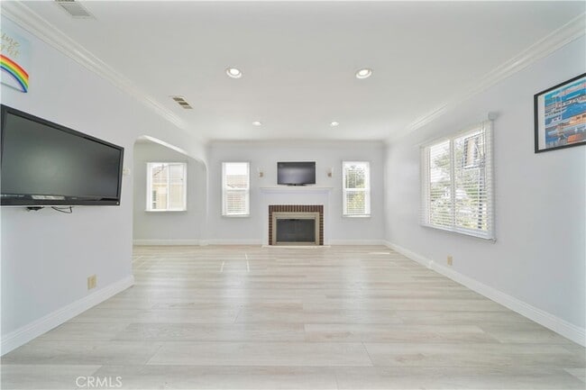 Building Photo - 204 Elm St