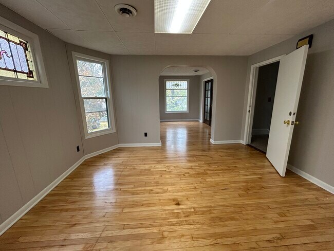 Building Photo - 512 8th Ave NE