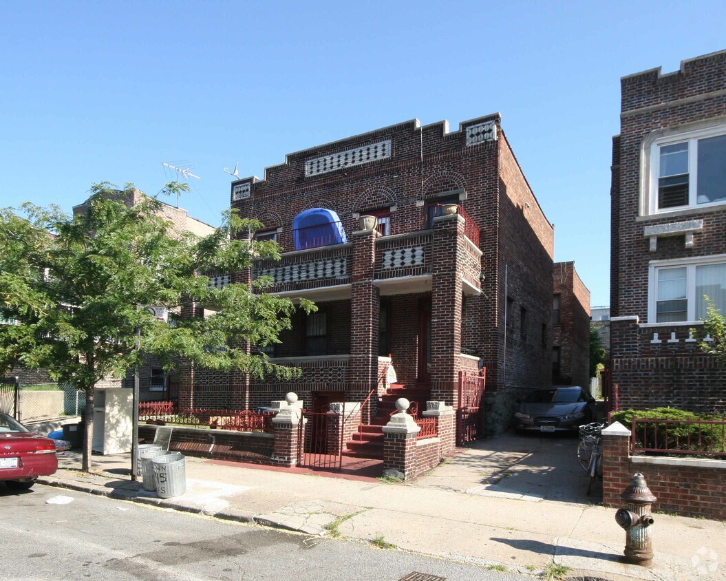 Primary Photo - 743 Crown St