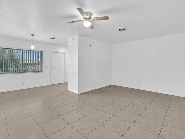 Building Photo - 188 SE 27th Way