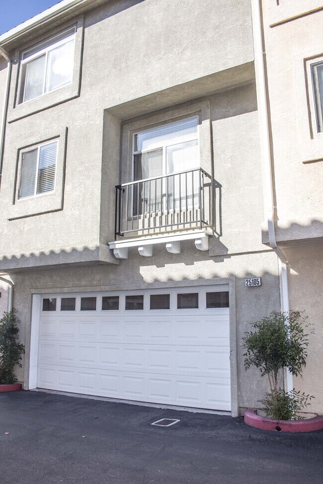 Foto del edificio - Modern Townhouse with Two Master Bedrooms!