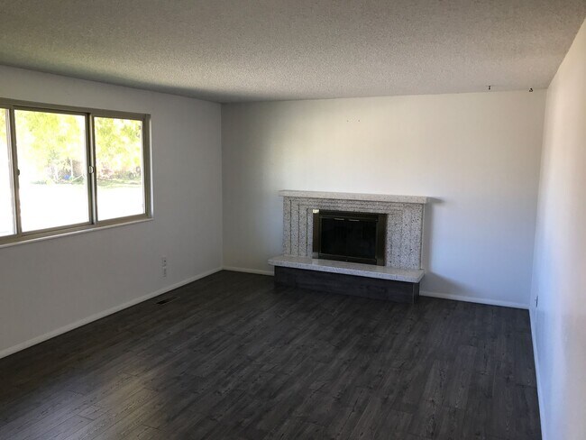 Building Photo - Wonderful 4 Bed, 2 Bath Home in Woods Cross