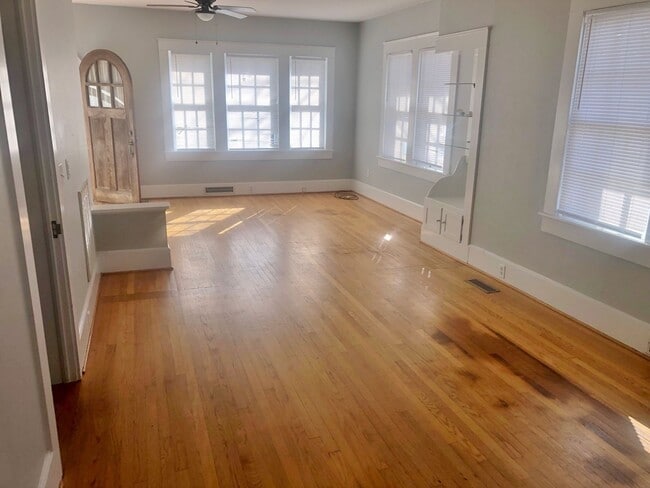 Building Photo - 401 Hoeppner Ln NE