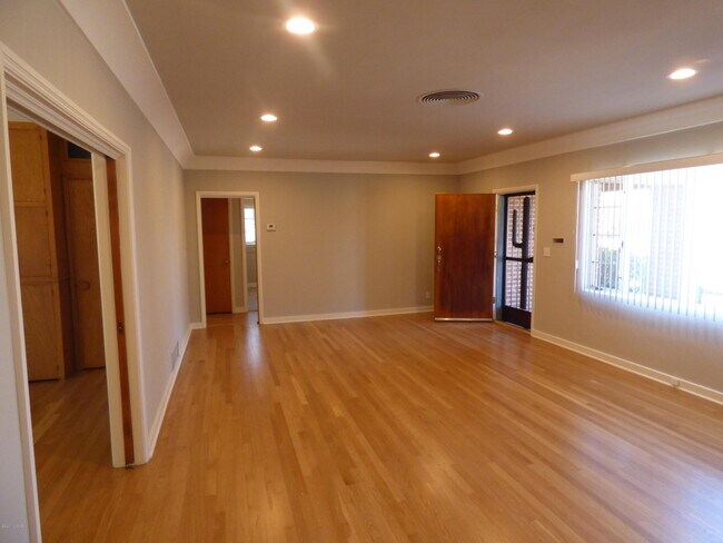 Foto del edificio - 2242 E 8th St