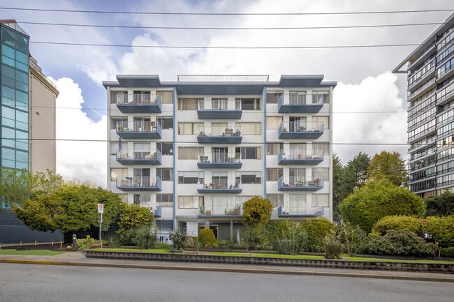 Building Photo - Hollyhill Towers