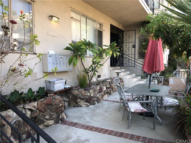 Building Photo - 2649 N Beachwood Dr