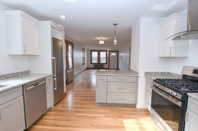 Building Photo - 17 Strathmore Rd