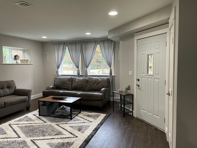 Foto del edificio - 3216 36th Ave NE