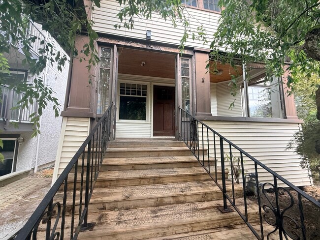 Building Photo - 1514 11th Ave W