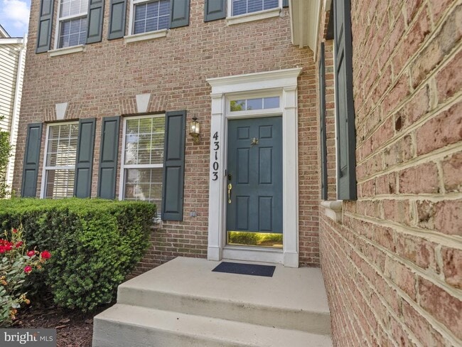 Foto del edificio - 43103 Lake Ridge Pl