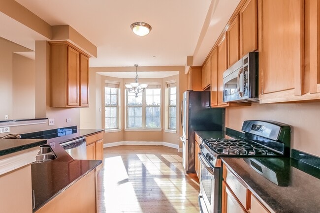 Building Photo - 2700 Summit Dr