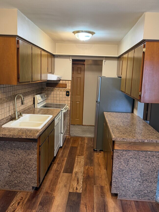 Foto del edificio - 5901 W Brown Deer Rd