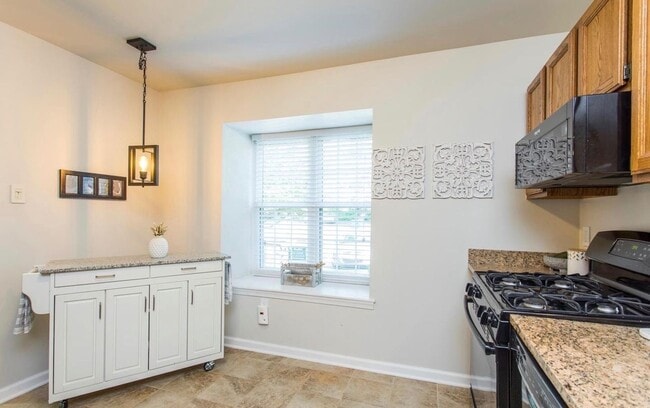 Building Photo - Beautiful updated 3-bedroom 1.5 bath townh...