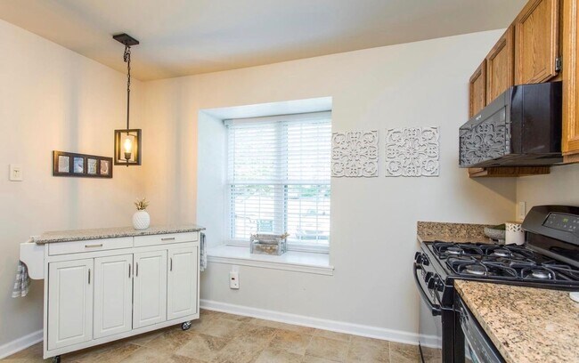 Foto del edificio - Beautiful updated 3-bedroom 1.5 bath townh...