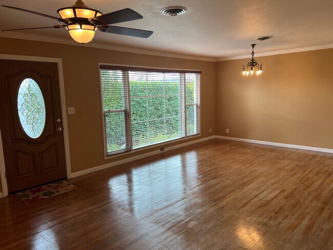 Building Photo - Welcome to this charming 2-bedroom, 2-bath...