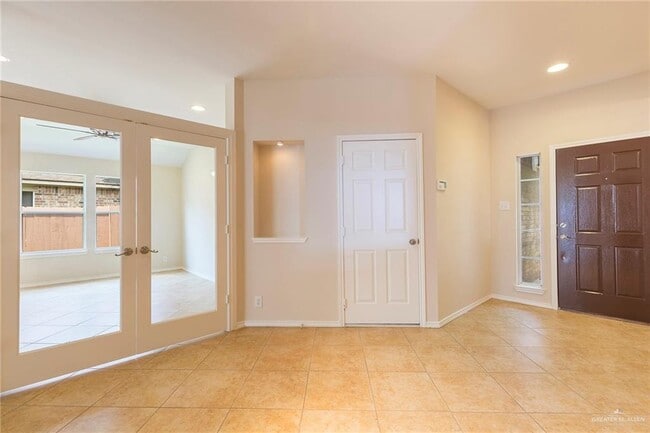 Building Photo - 4202 Santa Marina St