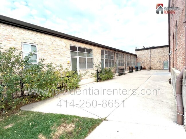 Building Photo - 3059 N Weil St