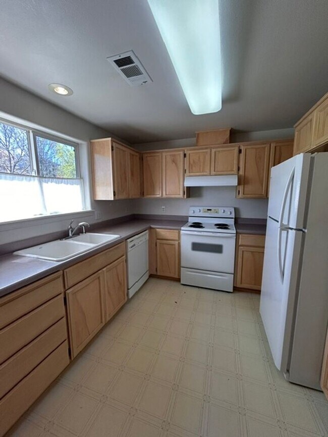 Foto del edificio - 3 Bedroom 2 Bath Home with a 2 Car Attached Garages