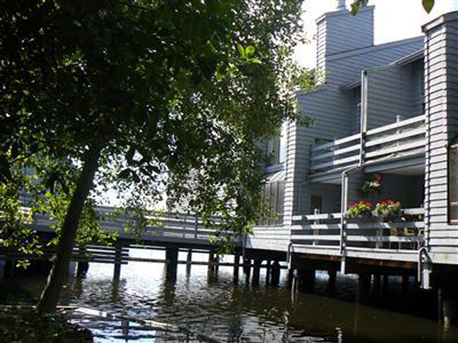 An oasis in the city - 2 bedroom condo on Lake Bellevue - 6 Lake Bellevue Dr