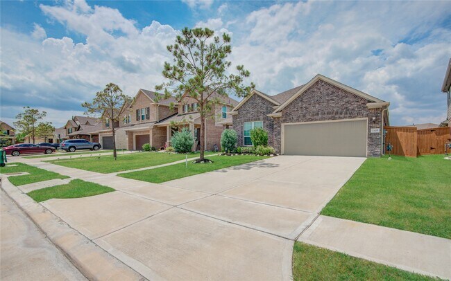 Building Photo - 2425 Temple Crag Dr