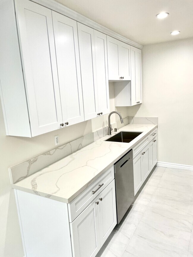 Foto del edificio - 1643 N Formosa Ave