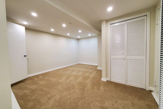 Building Photo - 55 Brosnan St