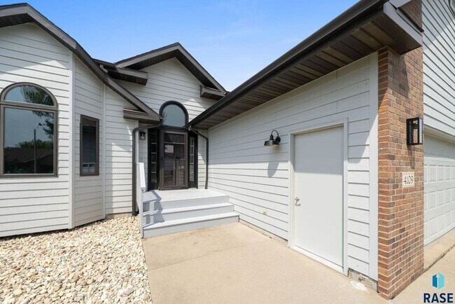 Building Photo - Charming Multi-Level Home! Large Backyard,...